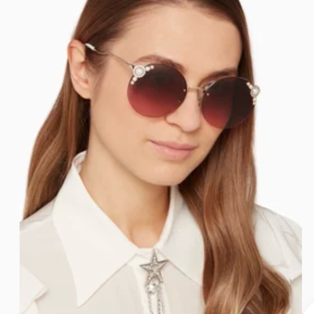 Elegant Miu Miu's Manière Sunglasses with pearl
Embellishments - Picture 4 of 10